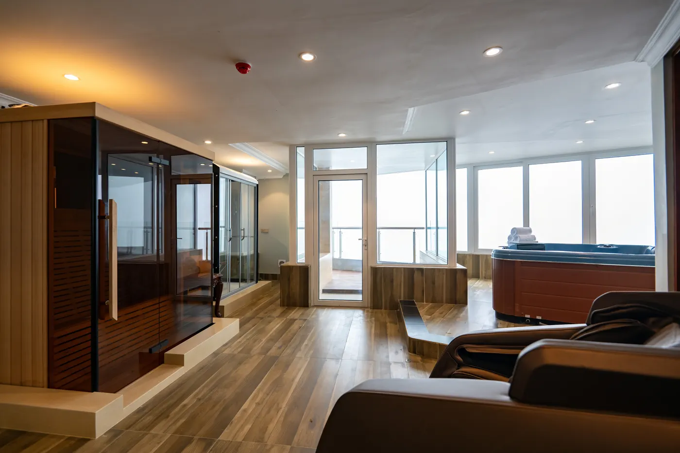 Sauna, jacuzzi and loungers overlooking the mist